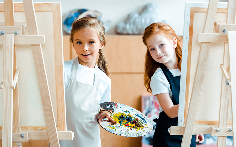 children painting